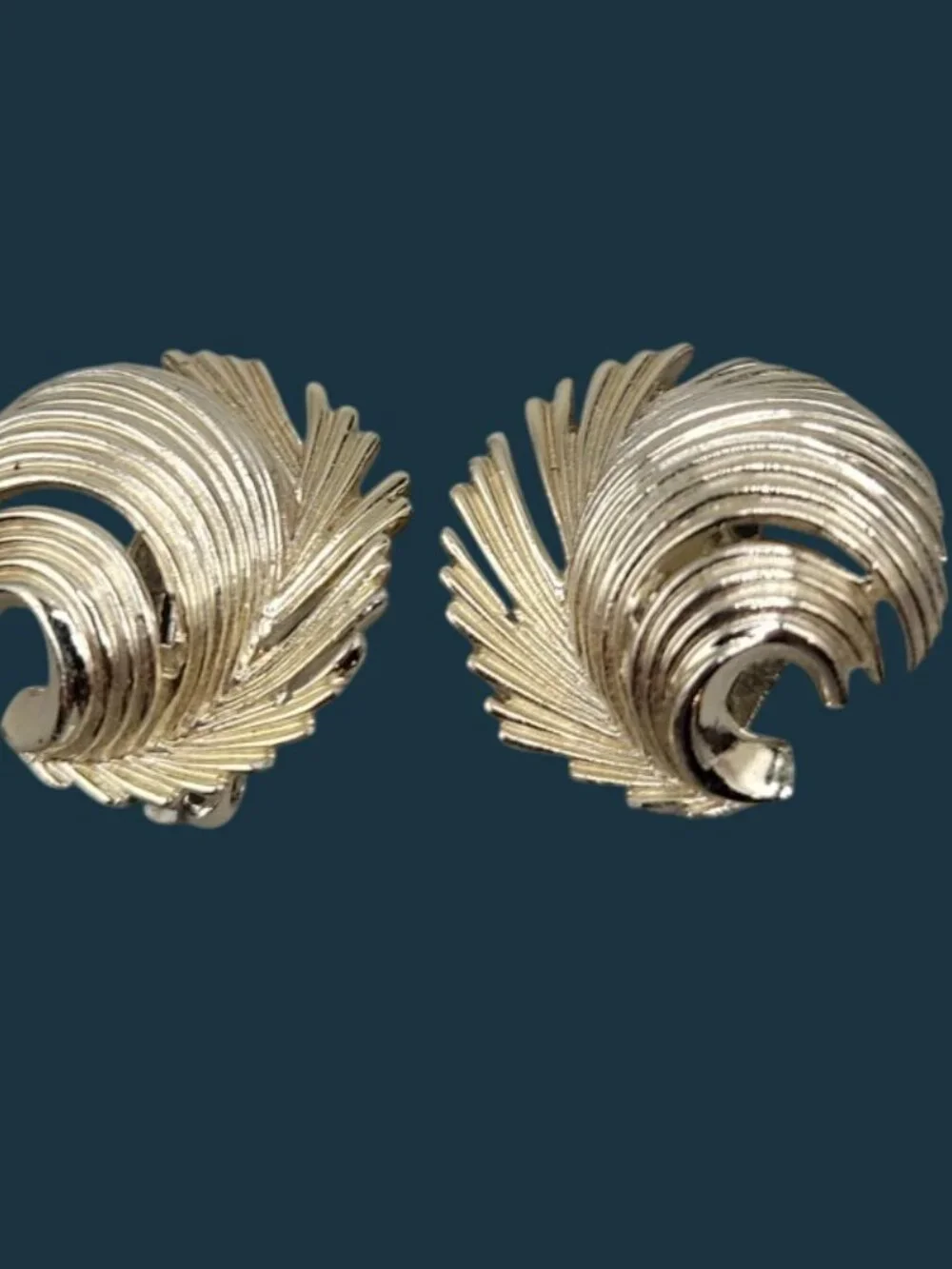 Vintage Lisner Feather Swirl Clip On Earrings Light Gold Tone Modernist Studs
